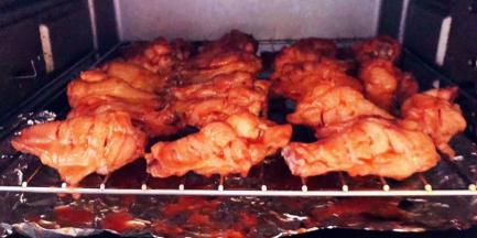 鸡翅根烤至完全熟透入味即可取出享用