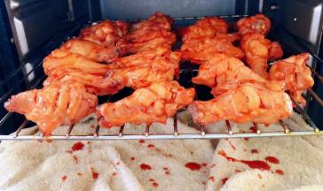 将剩余的调味料均匀的涂抹在鸡翅根上再次放入烤箱上下火烤十五分钟