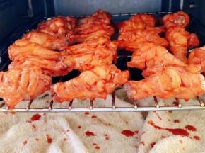 将剩余的调味料均匀的涂抹在鸡翅根上再次放入烤箱上下火烤十五分钟