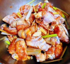 鸡翅根按摩至调味料均匀的裹好盖上保鲜膜放入冰箱中冷藏十二小时入味