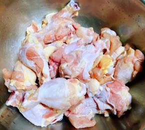 准备新鲜的鸡翅根洗净沥干水份