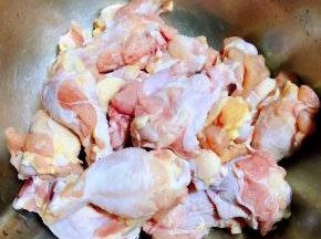准备新鲜的鸡翅根洗净沥干水份