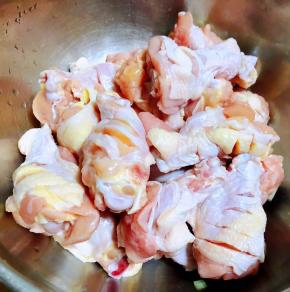 每一个鸡翅根用刀割几个口子这样更易入味