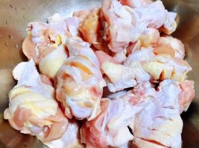 每一个鸡翅根用刀割几个口子这样更易入味