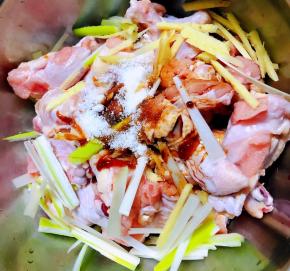 放入葱姜段调味料一品鲜酱油、糖、蚝油、料酒、盐、味精
