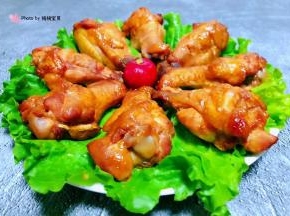 盘中摆上生菜再依次摆入鸡翅根就大功告成了