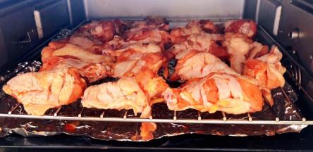 鸡翅根依次摆入烤箱中上下火200度烤二十分钟