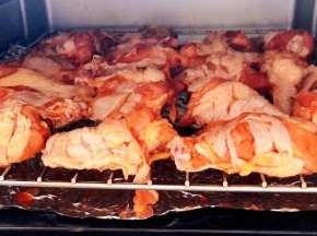 鸡翅根依次摆入烤箱中上下火200度烤二十分钟