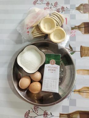 准备好所需的食材：

蛋挞皮32个，纯牛奶250克，糖3勺，土鸡蛋3个（如果用洋鸡蛋2个就可以了，土鸡蛋个头小，所以我用了三个！）