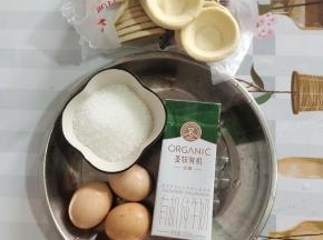 准备好所需的食材：

蛋挞皮32个，纯牛奶250克，糖3勺，土鸡蛋3个（如果用洋鸡蛋2个就可以了，土鸡蛋个头小，所以我用了三个！）