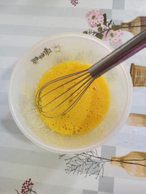 鸡蛋中加入糖搅拌至糖融化。