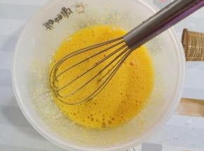 鸡蛋中加入糖搅拌至糖融化。