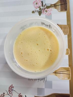 加入纯牛奶搅拌均匀。
