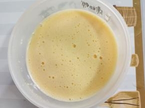 加入纯牛奶搅拌均匀。
