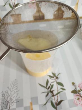 
搅拌好后过筛两遍，这样做出来的蛋挞更细腻。
