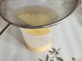 
搅拌好后过筛两遍，这样做出来的蛋挞更细腻。
