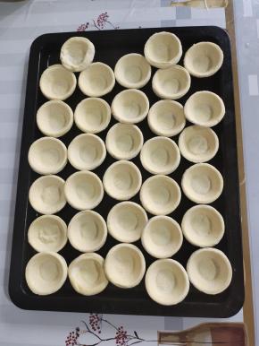 蛋挞皮无需解冻，直接从冰箱冷冻室拿出来，摆放在烤盘上！