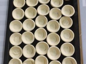 蛋挞皮无需解冻，直接从冰箱冷冻室拿出来，摆放在烤盘上！