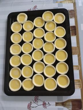 倒入过滤好的蛋挞液！