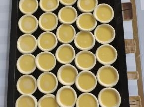 倒入过滤好的蛋挞液！