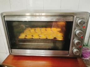 放入提前预热好的烤箱，上下火200度烤15分钟即可。（烤箱上下火200度预热10分钟！）
