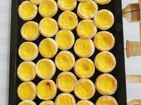 外表酥脆，奶香味儿十足，香嫩幼滑的脆皮蛋挞就做好了！