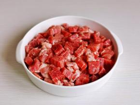 牛肉洗净泡冷水，将血水泡出，再切小粒。