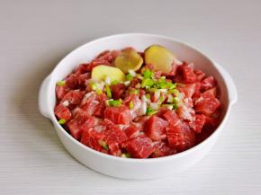 加入切好的葱花，姜片。