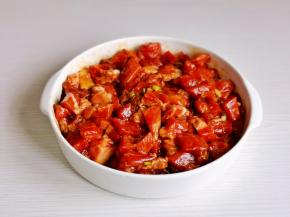 抓拌均匀，腌制30分钟。