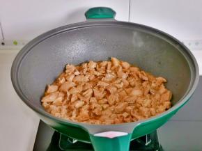 大火煸炒至肉粒变色。