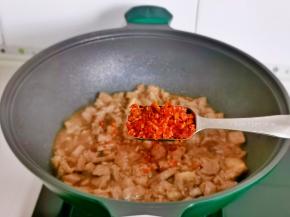 加入辣椒粉。