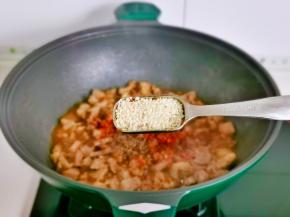 加入白芝麻，快速翻炒均匀。