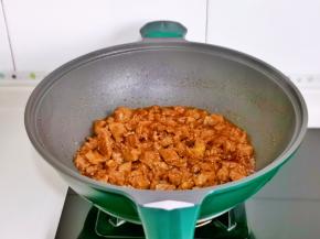 开盖快速翻炒，收汁至浓稠。