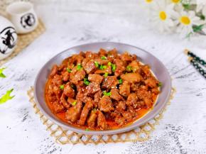 盛出装盘撒上葱花即可食用。