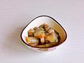 加入料酒，生抽抓拌均匀，腌制十分钟。