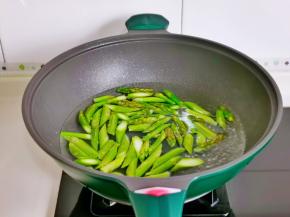 锅中加水烧开，下芦笋段焯30秒，捞出过冷水。