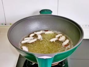 香菇焯水一分钟捞出。