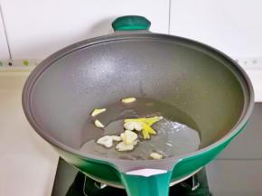 起油锅，加入切好的姜蒜煸炒