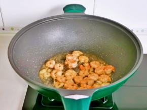 加入腌制好的虾仁，煸炒至变色盛出备用。