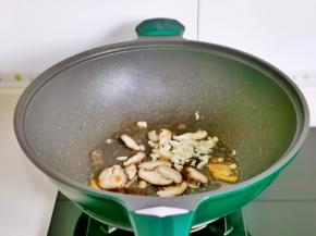 加入香菇片蒜末翻炒。