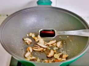 加一勺生抽，将香菇煸炒至断生。