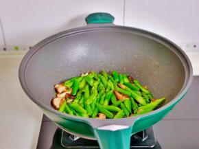 加入焯水的芦笋。