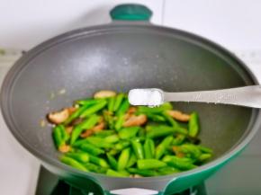 按个人口味加入盐。