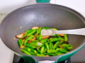 加入黑胡椒翻炒。