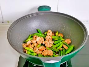 加入煸炒过的虾仁，快速翻炒均匀，即可关火出锅。