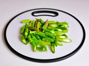 芦笋洗净切断。