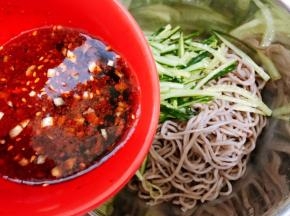 把调好的料汁倒入盆里拌匀即可