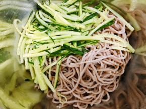 沥干后把面放在盆里加入黄瓜丝