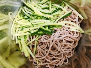 沥干后把面放在盆里加入黄瓜丝
