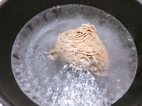 锅里烧水，水滚开后放入荞麦面划散
